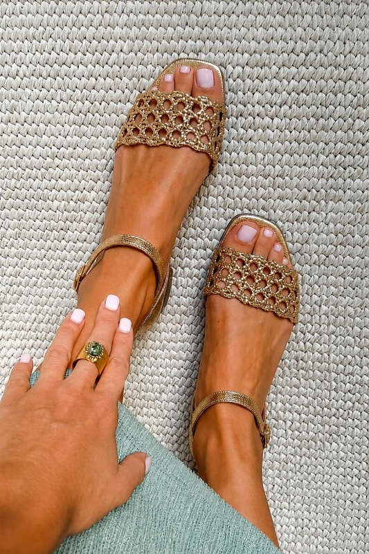 Aurora | Sandalias Doradas: Encanto de Verano