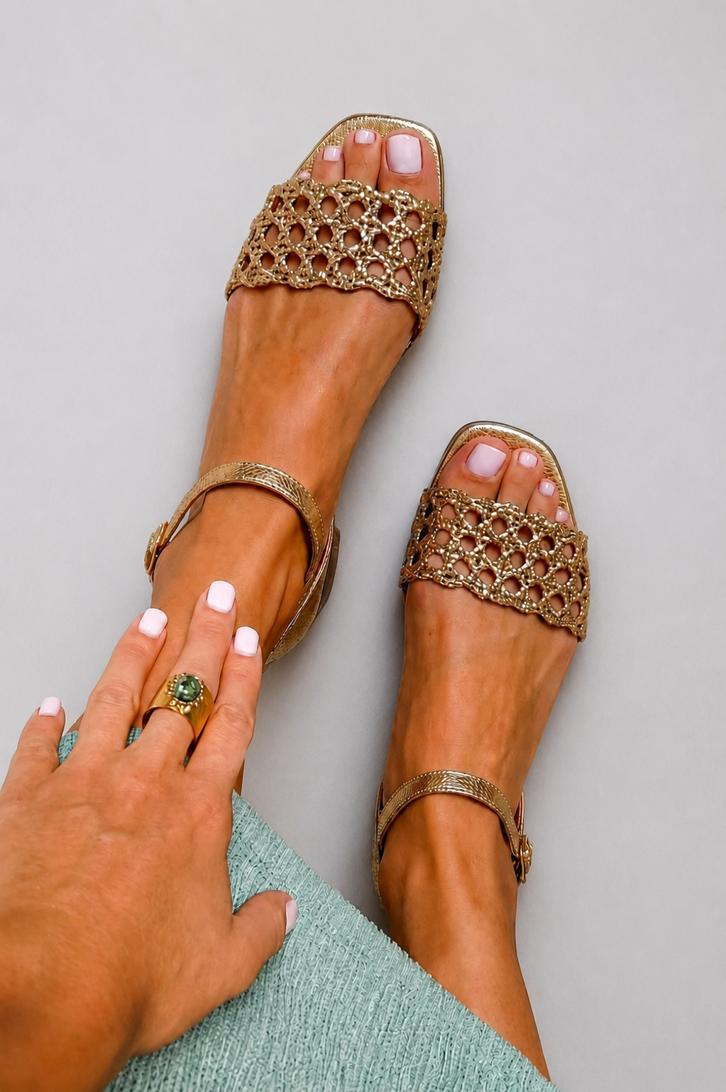 Aurora | Sandalias Doradas: Encanto de Verano